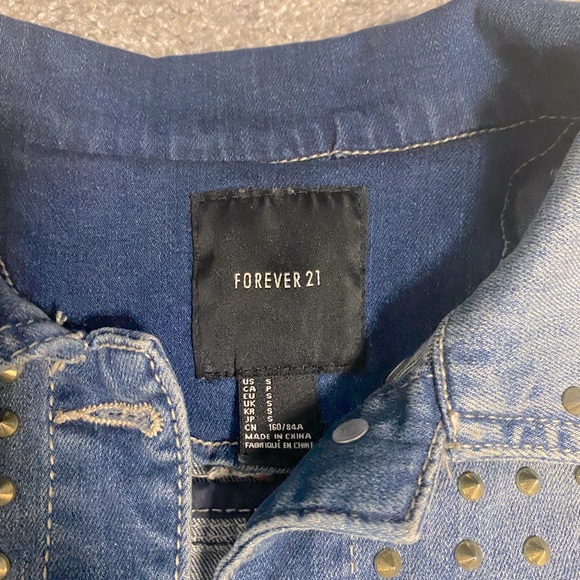 💙 Studded Jean Jacket 💙 - Picture 3 of 3